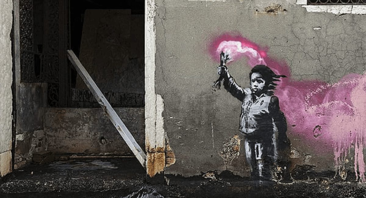 Banksy reaparece en Nottingham con el grafiti de una niña con hula hoop
